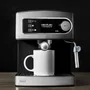 Cecotech Power Espresso 850 W 20 Bars 1,5 L Inox Noir Machine expresso 20 bars avec manomètre et buse vapeur orientable, réservoir 1,5 L, façade inox/noir.