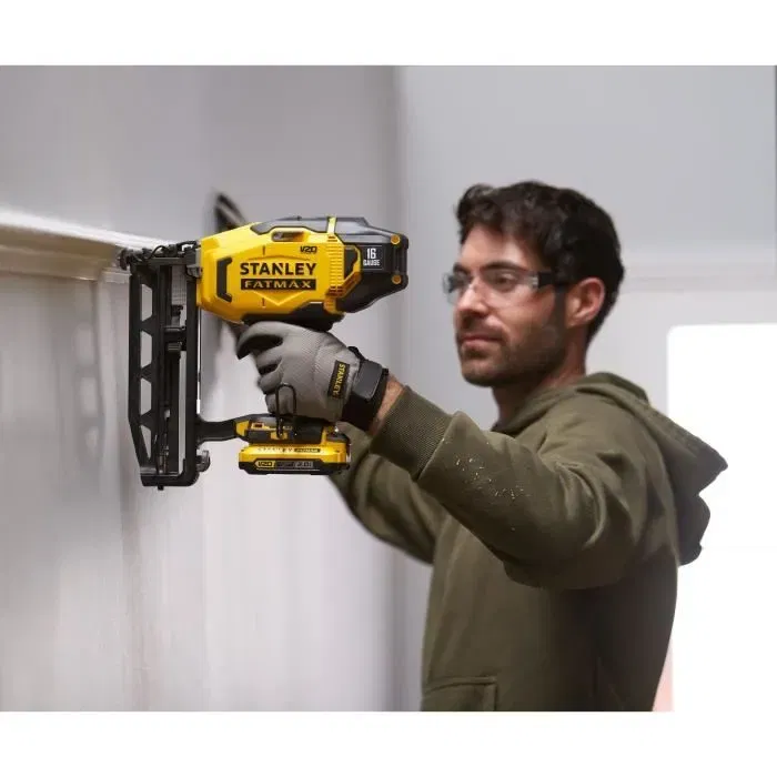 Stanley Fatmax Cloueur de finition sans fil 18V SFMCN616D2K-QW pour clous 25 à 64 mm avec 2 batteries 2Ah et chargeur