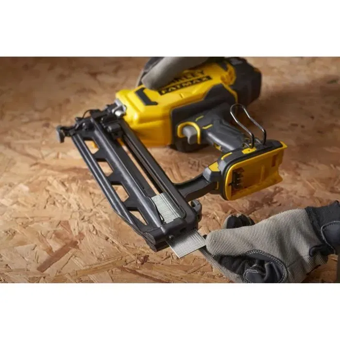 Stanley Fatmax Cloueur de finition sans fil 18V SFMCN616D2K-QW pour clous 25 à 64 mm avec 2 batteries 2Ah et chargeur