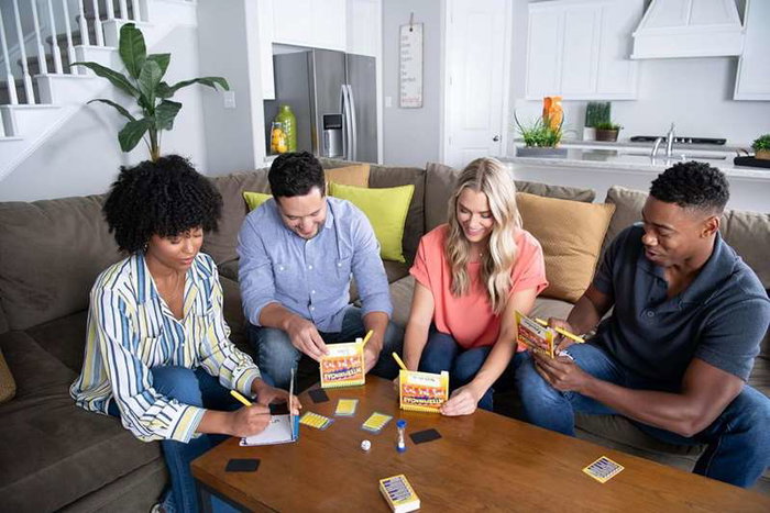 Bizak Jeu Interférences - Jeu de société pour toute la famille basé sur le classique Téléphone Fou, Version Espagnol Bizak Jeu Interférences - Jeu de société pour toute la famille basé sur le classique Téléphone Fou, Version Espagnol
