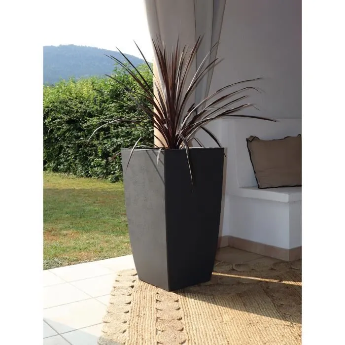 EDA Pot de fleurs carré Diva Basalt 42 L, dimensions 43,5 x 43,5 x H 78,2 cm, bac intérieur amovible, réservoir d'eau, décor béton gris anthracite EDA Pot de fleurs carré Diva Basalt 42 L, dimensions 43,5 x 43,5 x H 78,2 cm, bac intérieur amovible, réservoir d'eau, décor béton gris anthracite