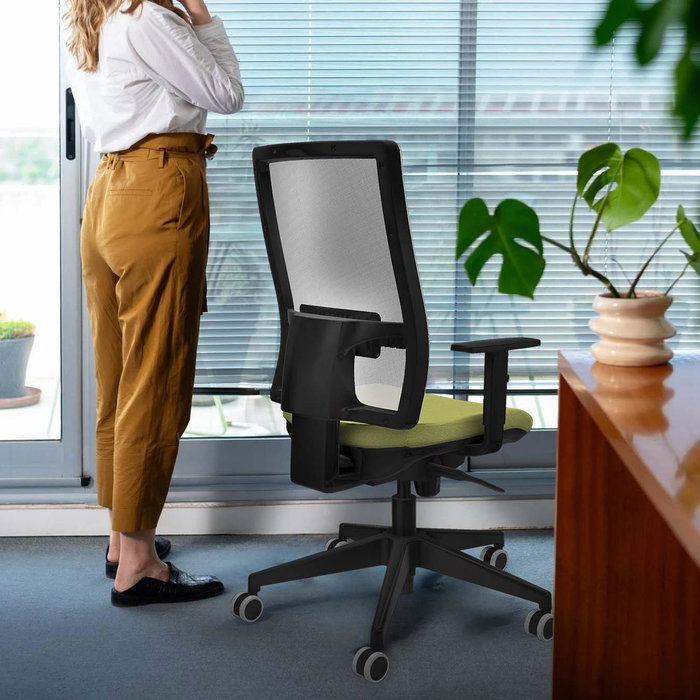 Chaise Horna Synchro 5 positions tissu Gris clair Maille Blanc Base pyramidale noire Accoudoir 1D Sans appui-tête Roulettes 65mm pour moquette