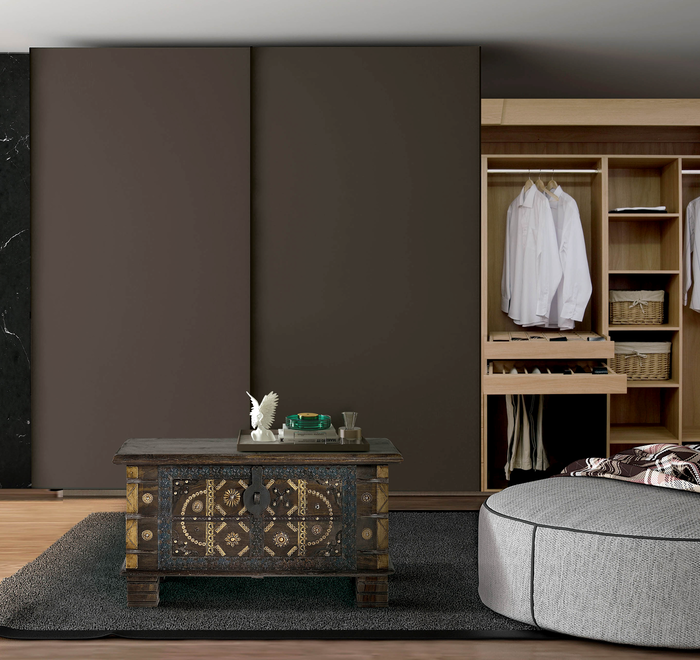 GINER Y COLOMER - Coffre de rangement en bois de manguier massif couleur marron foncé - Décor ancien avec détails en bronze et métal - Dimensions : 80 x 40 x 46 cm