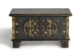 GINER Y COLOMER - Coffre de rangement en bois de manguier massif couleur marron foncé - Décor ancien avec détails en bronze et métal - Dimensions : 80 x 40 x 46 cm