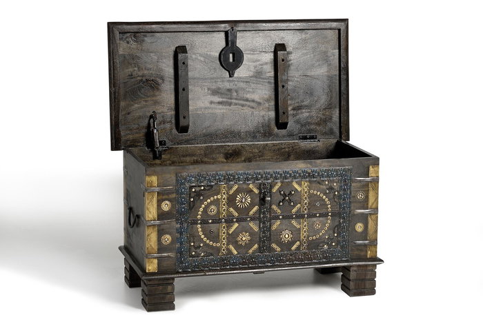GINER Y COLOMER - Coffre de rangement en bois de manguier massif couleur marron foncé - Décor ancien avec détails en bronze et métal - Dimensions : 80 x 40 x 46 cm