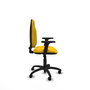 Chaise de bureau Algarra avec mécanisme de contact permanent de base, rembourrée de tissu jaune. Équipée d'une base en polyamide noir, d'accoudoirs 2D et de roulettes pour parquet