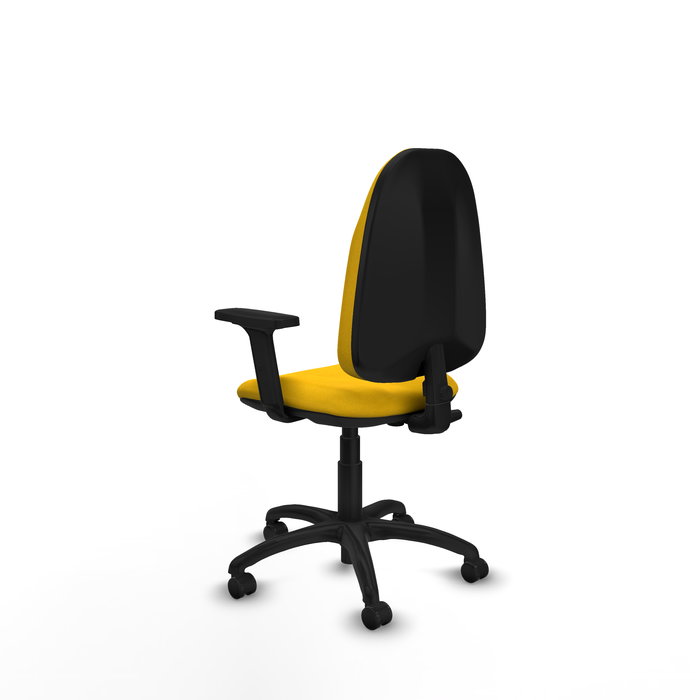 Chaise de bureau Algarra avec mécanisme de contact permanent de base, rembourrée de tissu jaune. Équipée d'une base en polyamide noir, d'accoudoirs 2D et de roulettes pour parquet
