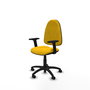 Chaise de bureau Algarra avec mécanisme de contact permanent de base, rembourrée de tissu jaune. Équipée d'une base en polyamide noir, d'accoudoirs 2D et de roulettes pour parquet