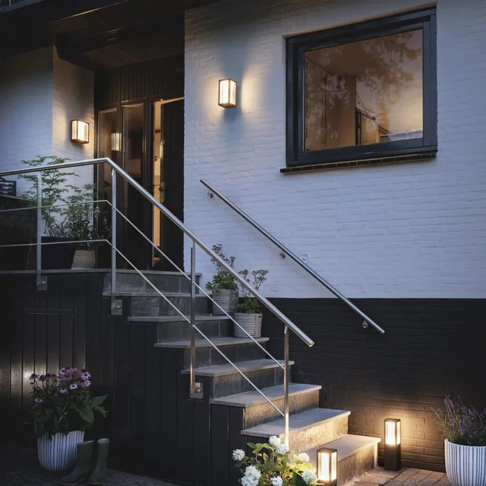 Philips Hue APPL2500A Impress - Applique murale LED connectée avec éclairage blanc et couleur, noire, étanche IP44 Philips Hue APPL2500A Impress - Applique murale LED connectée avec éclairage blanc et couleur, noire, étanche IP44
