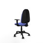 Chaise de bureau Algarra avec mécanisme Contact permanent de base, rembourrée de tissu bleu clair. Équipée d'une base en polyamide noir, d'accoudoirs 1D et de roulettes en nylon de 50 mm