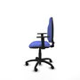Chaise de bureau Algarra avec mécanisme Contact permanent de base, rembourrée de tissu bleu clair. Équipée d'une base en polyamide noir, d'accoudoirs 1D et de roulettes en nylon de 50 mm