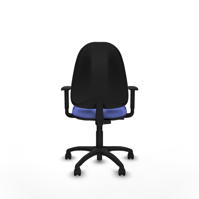 Chaise de bureau Algarra avec mécanisme Contact permanent de base, rembourrée de tissu bleu clair. Équipée d'une base en polyamide noir, d'accoudoirs 1D et de roulettes en nylon de 50 mm