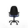 Chaise de bureau Algarra avec mécanisme Contact permanent de base, rembourrée de tissu bleu clair. Équipée d'une base en polyamide noir, d'accoudoirs 1D et de roulettes en nylon de 50 mm