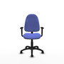 Chaise de bureau Algarra avec mécanisme Contact permanent de base, rembourrée de tissu bleu clair. Équipée d'une base en polyamide noir, d'accoudoirs 1D et de roulettes en nylon de 50 mm