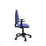 Chaise de bureau Algarra avec mécanisme Contact permanent de base, rembourrée de tissu bleu clair. Équipée d'une base en polyamide noir, d'accoudoirs 1D et de roulettes en nylon de 50 mm