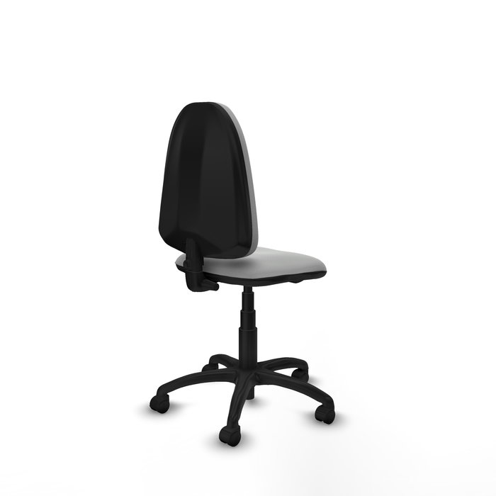 Chaise de bureau Aýna avec mécanisme de contact permanent de base, revêtue de simili cuir gris clair. Équipée d'une base en polyamide noir, sans accoudoirs et de roulettes en nylon de 50 mm.