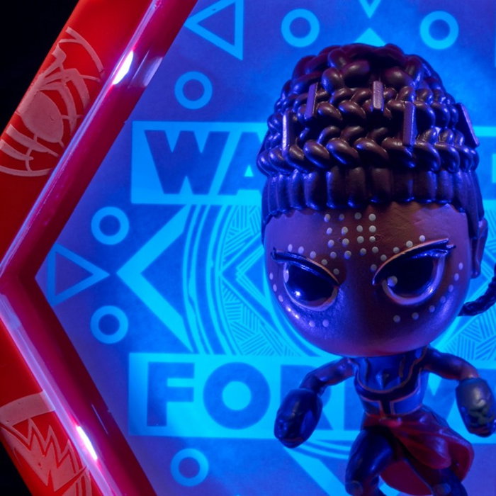 Wow stuff Figura Wow! Pod Marvel Shuri – Figurine lumineuse avec capteur de mouvement, fonctionne avec 3 piles AAA