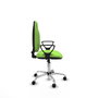 Chaise de bureau Algarra avec mécanisme de contact permanent de base, recouverte de tissu couleur pistache. Équipée d'une base chromée, d'accoudoirs fixes et de roulettes autobloquantes.