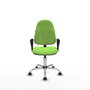 Chaise de bureau Algarra avec mécanisme de contact permanent de base, recouverte de tissu couleur pistache. Équipée d'une base chromée, d'accoudoirs fixes et de roulettes autobloquantes.