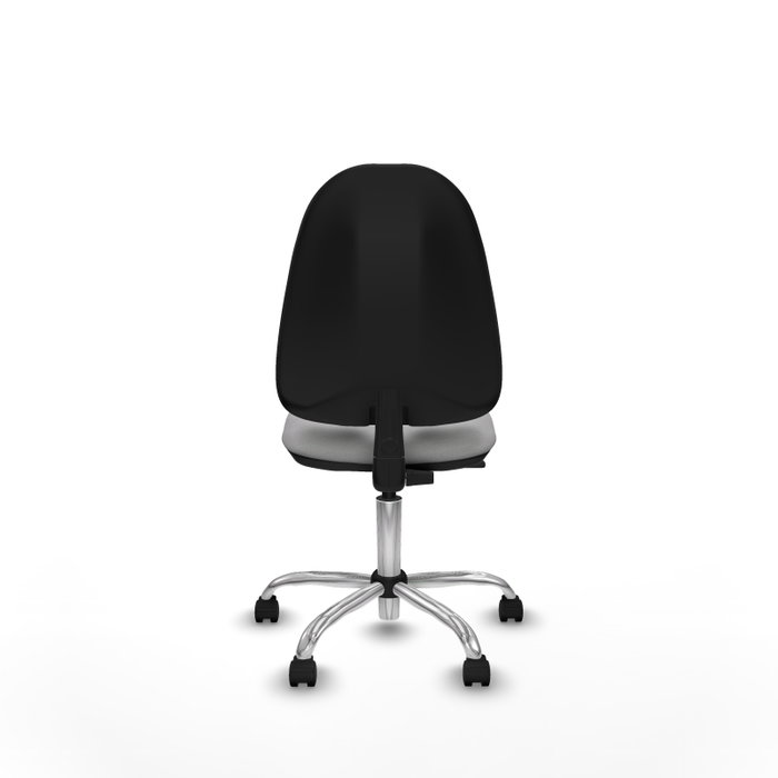 Chaise de bureau Algarra avec mécanisme de contact permanent de base, recouverte de tissu gris clair. Équipée d'une base chromée, sans accoudoirs et de roulettes en nylon de 50 mm.
