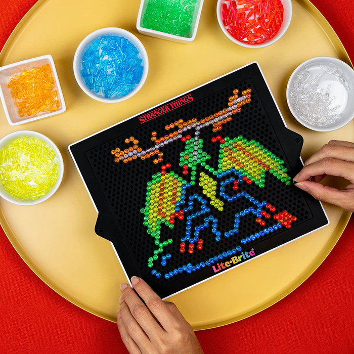 NETFLIX Lite Brite Stranger Things Special Edition avec 650 mini chevilles et 12 pochoirs HD