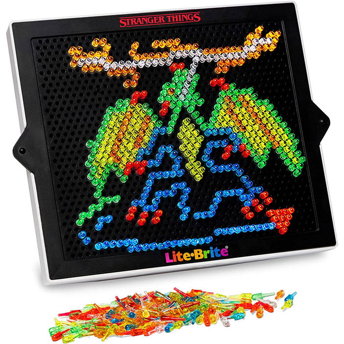 NETFLIX Lite Brite Stranger Things Special Edition avec 650 mini chevilles et 12 pochoirs HD