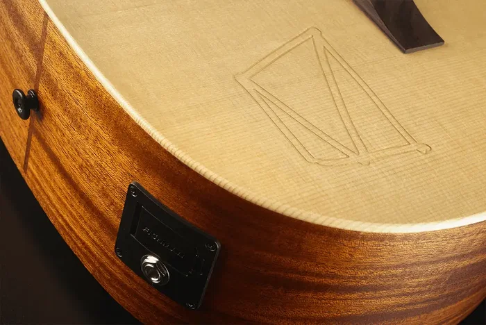 LAG Travel Signature Vianney A/E Guitare Acoustique-Électrique de Voyage - Natural LAG Travel Signature Vianney A/E Guitare Acoustique-Électrique de Voyage - Natural