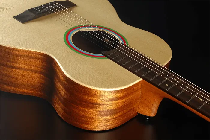 LAG Travel Signature Vianney A/E Guitare Acoustique-Électrique de Voyage - Natural LAG Travel Signature Vianney A/E Guitare Acoustique-Électrique de Voyage - Natural