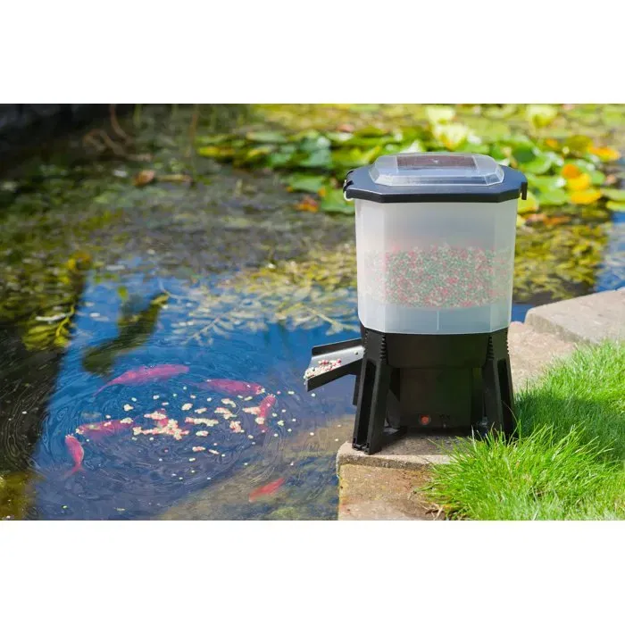 Ubbink Distributeur Automatique de Nourriture pour Poissons Solaire - Réservoir 6 L, 1 à 6 Nourrissages/Jour, Portée Réglable 1 à 3 m, Pour Bassins Jusqu'à 30 m³