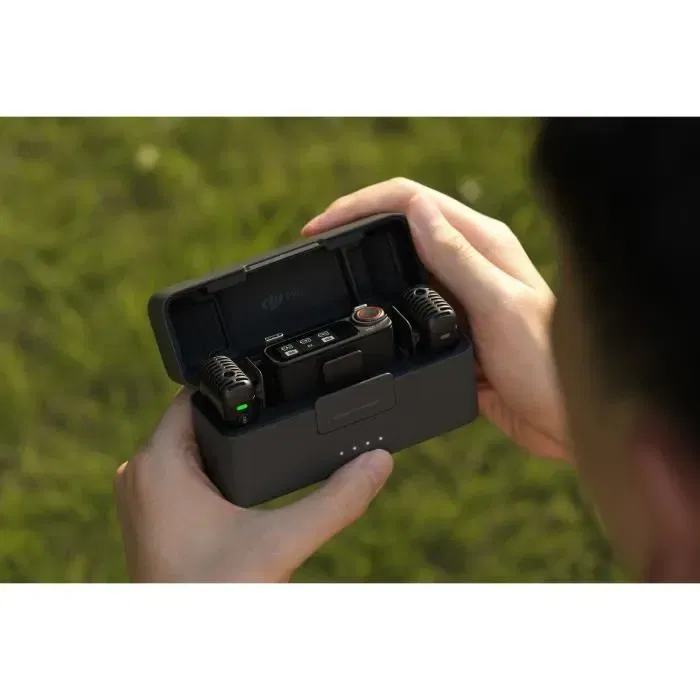 DJI Boîtier de charge pour DJI Mic 2 - Autonomie jusqu'à 18 h avec connexion instantanée - Charge deux émetteurs et un récepteur