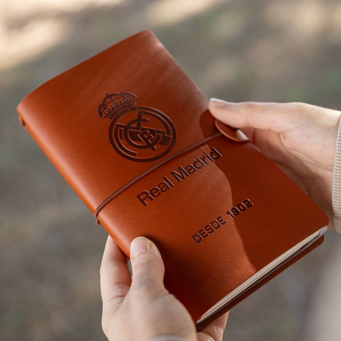 ERIK - Carnet de Voyage Real Madrid avec Fermeture Élastique - 2 Bloc-Notes Interchangeables à Points et Lignes, Format 19,5x12 cm ERIK - Carnet de Voyage Real Madrid avec Fermeture Élastique - 2 Bloc-Notes Interchangeables à Points et Lignes, Format 19,5x12 cm