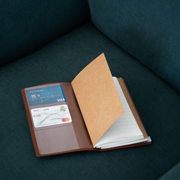 ERIK - Carnet de Voyage Real Madrid avec Fermeture Élastique - 2 Bloc-Notes Interchangeables à Points et Lignes, Format 19,5x12 cm ERIK - Carnet de Voyage Real Madrid avec Fermeture Élastique - 2 Bloc-Notes Interchangeables à Points et Lignes, Format 19,5x12 cm