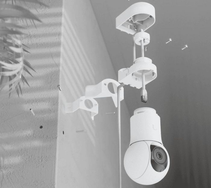 Ubiquiti G5 PTZ Corner Mount – Support d'angle en polycarbonate et acier inoxydable