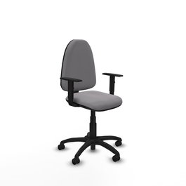 Chaise de bureau Aýna avec mécanisme de contact permanent de base, rembourrée en simili cuir gris. Équipée d'une base en polyamide noir, d'accoudoirs 1D et de roulettes pour parquet