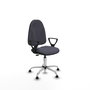 Chaise de bureau Algarra avec mécanisme Contact permanent de base, rembourrée de tissu gris foncé. Équipée d'une base chromée, d'accoudoirs fixes et de butées