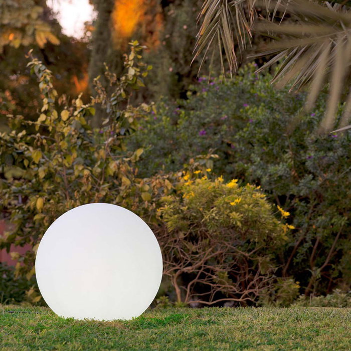 New Garden Buly 40 Lampe flottante ronde solaire rechargeable RGB Ø40 x 35 cm IP68 avec télécommande New Garden Buly 40 Lampe flottante ronde solaire rechargeable RGB Ø40 x 35 cm IP68 avec télécommande