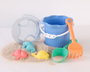 KioKids - Set de Plage pour Bébé avec 7 Pièces (Cubo, Pelle, Râteau, Tamis, Moules) en Bleu