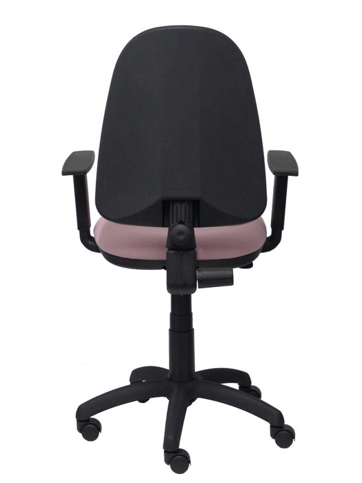 Chaise de bureau Aýna avec mécanisme Contact permanent de base, rembourrée de tissu rose pâle. Équipée d'une base en polyamide noir, d'accoudoirs 1D et de roulettes en nylon de 50 mm