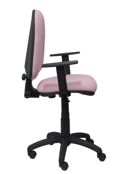 Chaise de bureau Aýna avec mécanisme Contact permanent de base, rembourrée de tissu rose pâle. Équipée d'une base en polyamide noir, d'accoudoirs 1D et de roulettes en nylon de 50 mm