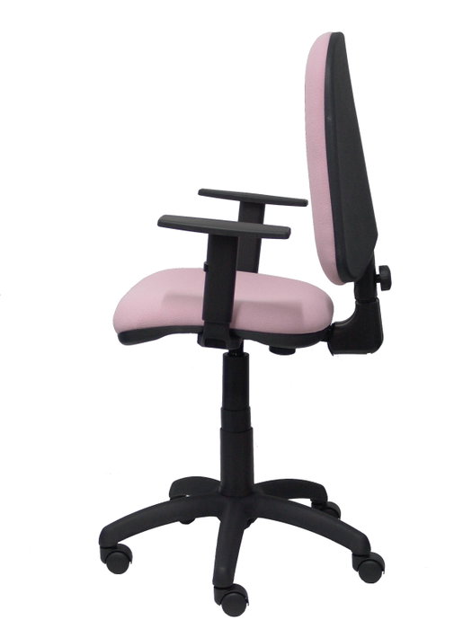 Chaise de bureau Aýna avec mécanisme Contact permanent de base, rembourrée de tissu rose pâle. Équipée d'une base en polyamide noir, d'accoudoirs 1D et de roulettes en nylon de 50 mm