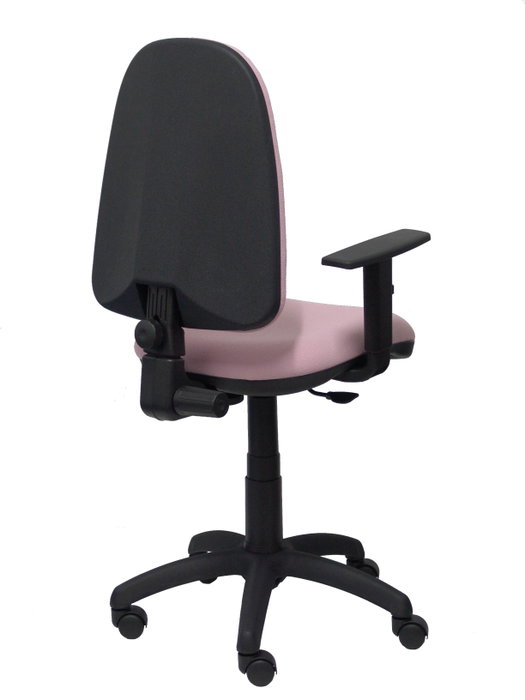Chaise de bureau Aýna avec mécanisme Contact permanent de base, rembourrée de tissu rose pâle. Équipée d'une base en polyamide noir, d'accoudoirs 1D et de roulettes en nylon de 50 mm