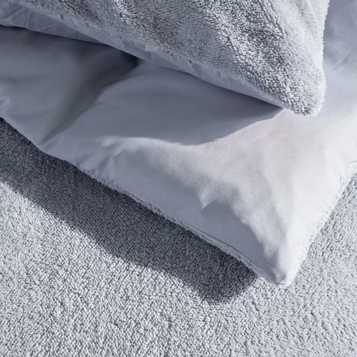 Today Teddy Parure de lit 2 personnes 240x220 cm + 2 taies - Collection Bien au Chaud - Tissu bimatière microfibre et polaire - Gris uni