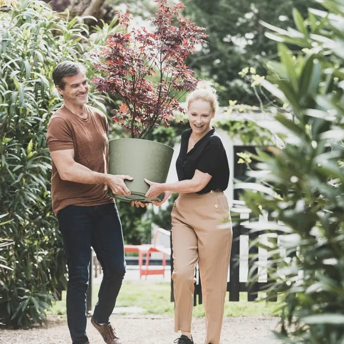 EDA Pot de fleurs conique Element Ø 50 cm (49.5 x 42 cm) - 62.2 L - Système de drainage - Intérieur/Extérieur - Résistant gel et UV - Kaki - Fabriqué en France EDA Pot de fleurs conique Element Ø 50 cm (49.5 x 42 cm) - 62.2 L - Système de drainage - Intérieur/Extérieur - Résistant gel et UV - Kaki - Fabriqué en France