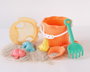 KioKids Set de seau de plage en plastique recyclé pour bébés de 18 mois - 7 pièces avec seau, pelle, râteau, tamis et moules - Coral