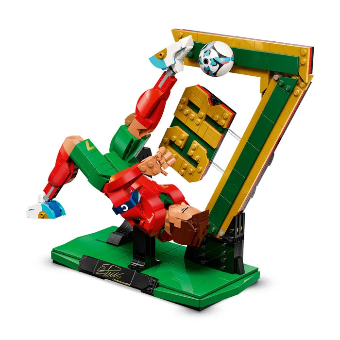 LEGO Editions Set de Construction 43016 Cristiano Ronaldo - Légende du Football, Jeu 2 en 1 avec Figurine Collector, 854 Pièces, Décoration Chambre, Cadeau pour Enfants dès 12 Ans