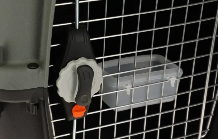 Kerbl Box de Transport pour Chien et Chat, Modèle Eco en Plastique Recyclé, Gris/Vert, Dimensions 81 x 60 x 61.5 cm, Conforme Normes IATA, Avec Gamelle d'Eau