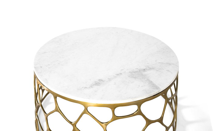 GINER Y COLOMER - Table basse ronde en marbre blanc avec veines grises et base en aluminium doré à structure ajourée, design moderne et luxueux