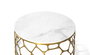 GINER Y COLOMER - Table basse ronde en marbre blanc avec veines grises et base en aluminium doré à structure ajourée, design moderne et luxueux