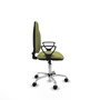 Chaise de bureau Algarra avec mécanisme de contact permanent de base, rembourrée de tissu vert olive. Équipée d'une base chromée, d'accoudoirs fixes et de roulettes en nylon de 50 mm.