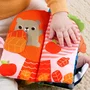 Fisher-Price Livre d'éveil 4 saisons avec activités sensorielles pour bébé, se tient debout